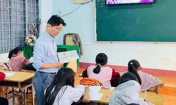 Thầy MInh dạy tiết Toán có tích hợp